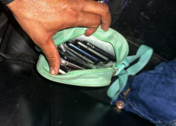 Dois indivíduos foram detidos por roubar 44 celulares em Balneário Camboriú