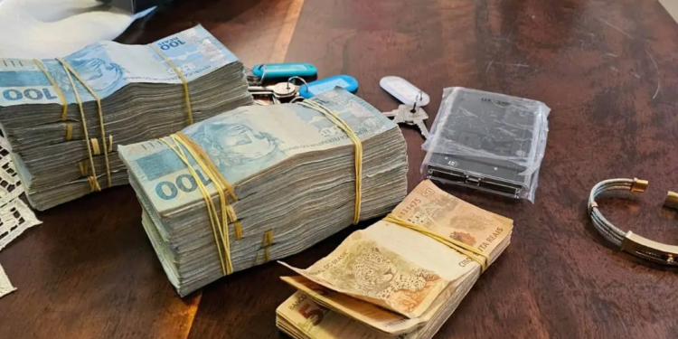 Empresários paranaenses são investigados em Balneário Camboriú por tráfico internacional.