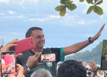 Bolsonaro expulsa políticos de palanque em SC: “Isso não é comício”…
