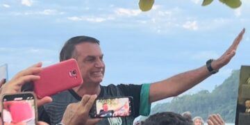 Bolsonaro expulsa políticos de palanque em SC: “Isso não é comício”…