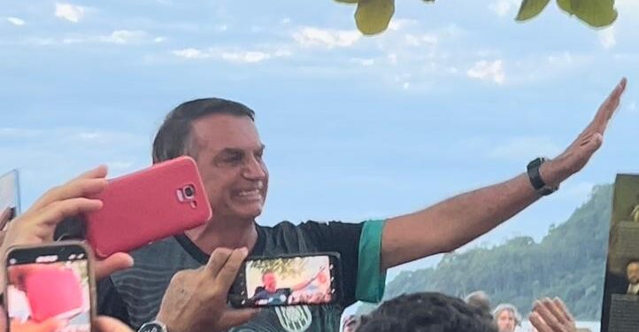Bolsonaro expulsa políticos de palanque em SC: “Isso não é comício”…