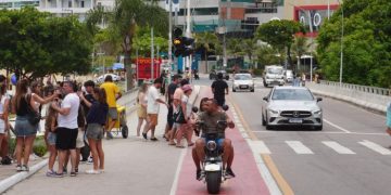 BAGUNÇA GERAL SOBRE OS PATINETES EM BALNEÁRIO CAMBORIÚ