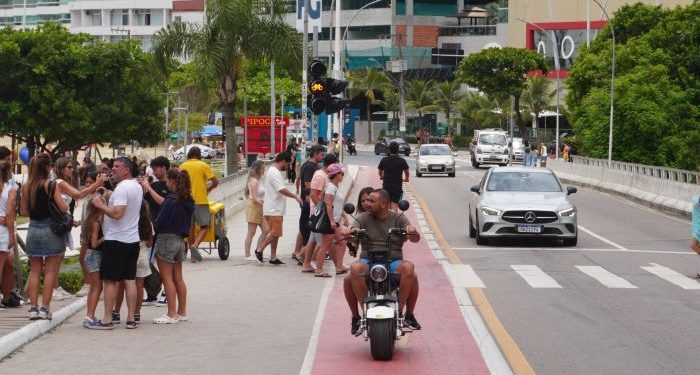 BAGUNÇA GERAL SOBRE OS PATINETES EM BALNEÁRIO CAMBORIÚ
