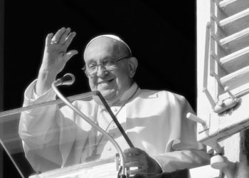 GOVERNADOR JORGINHO MELLO DECRETA LUTO DE 3 DIAS PELA MORTE DO PAPA FRANCISCO