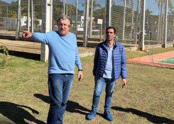 PREFEITO LEONEL PAVAN FISCALIZA COLAGEM DE PANFLETOS NOS POSTES DE CAMBORIÚ