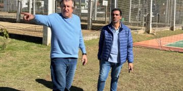 PREFEITO LEONEL PAVAN FISCALIZA COLAGEM DE PANFLETOS NOS POSTES DE CAMBORIÚ