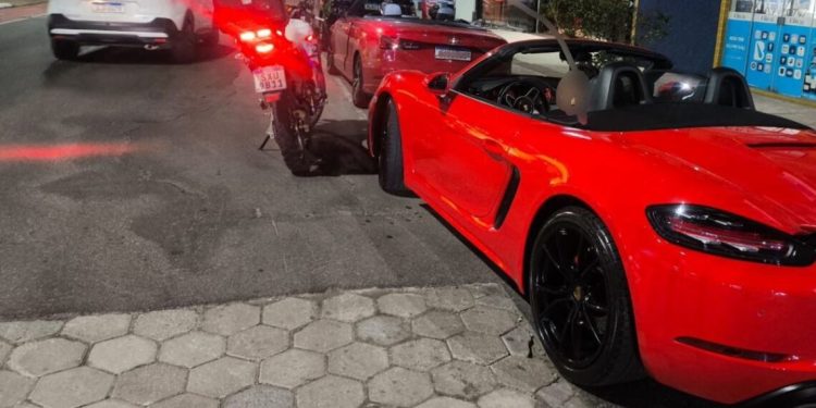 Dois carros de luxo fazem Racha e são Apreendidos em Balneário Camboriú