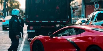 Carro de Luxo é apreendido com mais de R$ 100 mil em dívidas