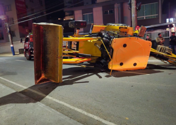 Retroescavadeira tomba após ficar sem freio em Balneário Camboriú
