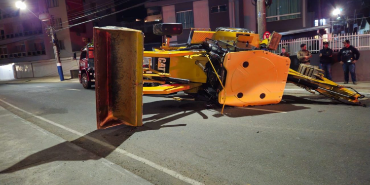 Retroescavadeira tomba após ficar sem freio em Balneário Camboriú
