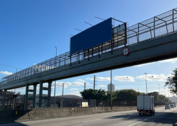 Prefeitura notifica empresa por placa que bloqueia visibilidade em passarela da BR-101 em Balneário Camboriú