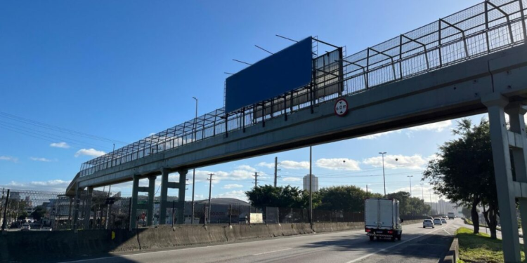 Prefeitura notifica empresa por placa que bloqueia visibilidade em passarela da BR-101 em Balneário Camboriú