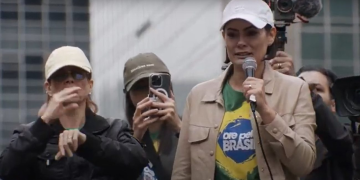 Michelle se emociona na Paulista: ‘Jair está amordaçado; está pesado demais’