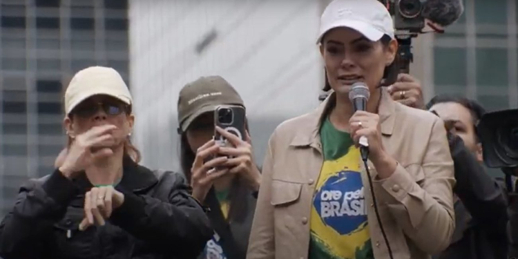 Michelle se emociona na Paulista: ‘Jair está amordaçado; está pesado demais’