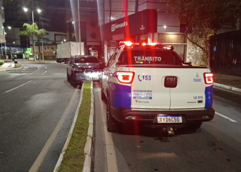 Motorista abandona BMW depois de “prender” veículo em canteiro de Balneário Camboriú