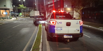 Motorista abandona BMW depois de “prender” veículo em canteiro de Balneário Camboriú