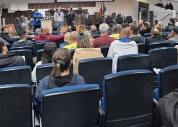 Reunião sobre organização da prática esportiva na Praia Central lotou plenário da Câmara