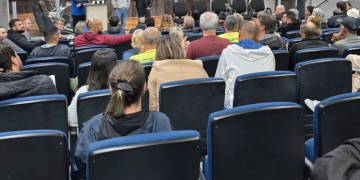 Reunião sobre organização da prática esportiva na Praia Central lotou plenário da Câmara