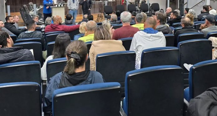 Reunião sobre organização da prática esportiva na Praia Central lotou plenário da Câmara