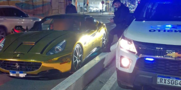 Ferrari estava trafegando na ciclofaixa em Balneário Camboriú