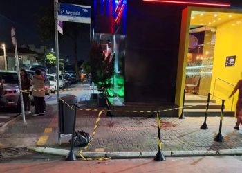 Ciclista colide com homem em fila de pizzaria e esfaqueia vítima após briga na 3ª Avenida