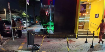 Ciclista colide com homem em fila de pizzaria e esfaqueia vítima após briga na 3ª Avenida