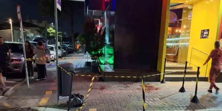 Ciclista colide com homem em fila de pizzaria e esfaqueia vítima após briga na 3ª Avenida