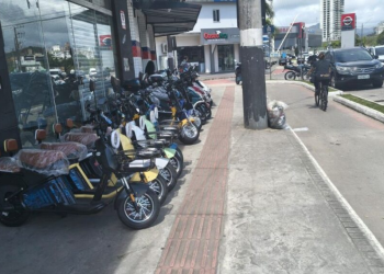 Fiscalização flagra uso irregular de calçada por comércio na Avenida do Estado