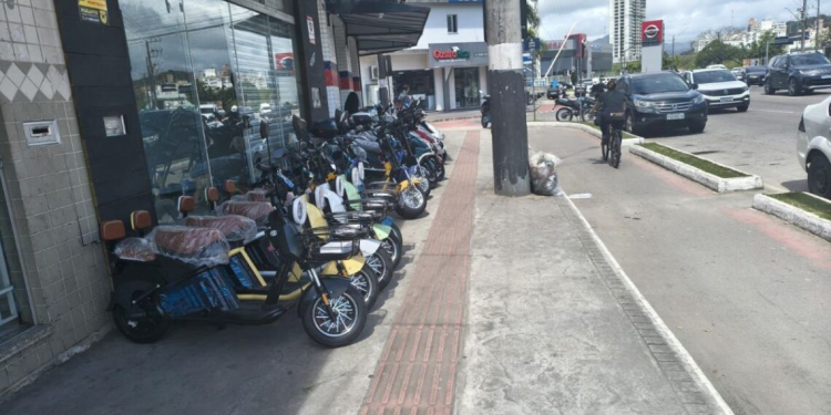 Fiscalização flagra uso irregular de calçada por comércio na Avenida do Estado