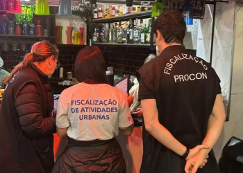 Operação do Procon investiga possível adulteração de bebidas em bares de Balneário Camboriú