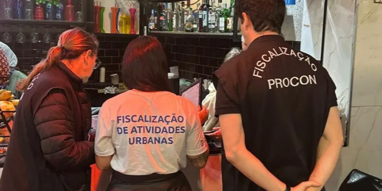 Operação do Procon investiga possível adulteração de bebidas em bares de Balneário Camboriú