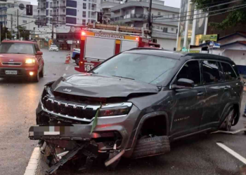 Carro capota na Terceira Avenida e família é encaminhada ao hospital em Balneário Camboriú