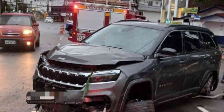 Carro capota na Terceira Avenida e família é encaminhada ao hospital em Balneário Camboriú