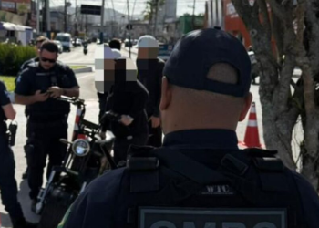 Fiscalização na 5ª Avenida retém três ciclomotores por falta de capacete em Balneário Camboriú