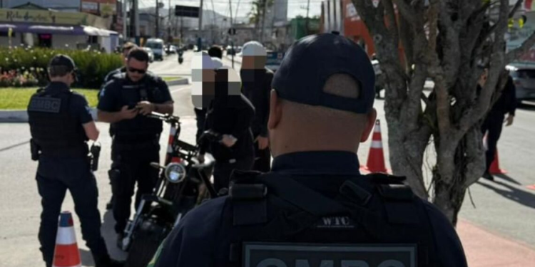 Fiscalização na 5ª Avenida retém três ciclomotores por falta de capacete em Balneário Camboriú