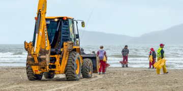 Balneário Camboriú realiza peneiramento da areia da praia após macrodrenagem