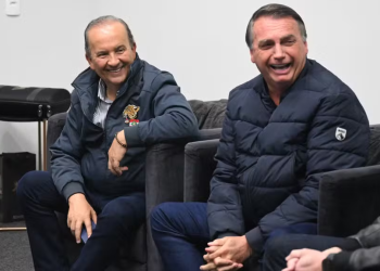 Jorginho Mello nega racha e diz que candidatura de Carlos Bolsonaro ao Senado está certa