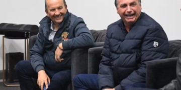 Jorginho Mello nega racha e diz que candidatura de Carlos Bolsonaro ao Senado está certa