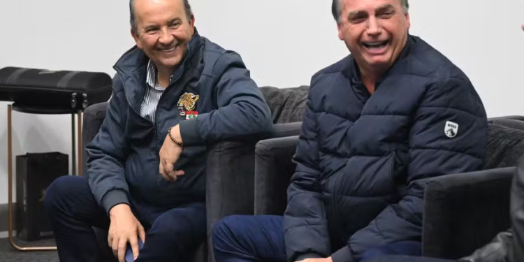 Jorginho Mello nega racha e diz que candidatura de Carlos Bolsonaro ao Senado está certa