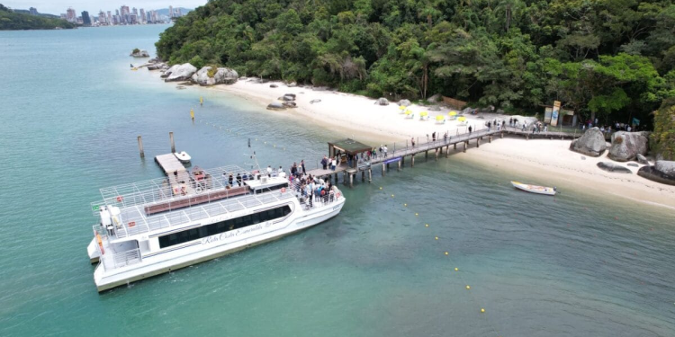 Passeio de catamarã entre Balneário Camboriú e a Ilha de Porto Belo