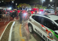 Autopropelido na contramão provoca queda de motociclista durante desfile de Natal