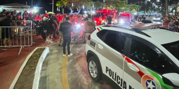 Autopropelido na contramão provoca queda de motociclista durante desfile de Natal