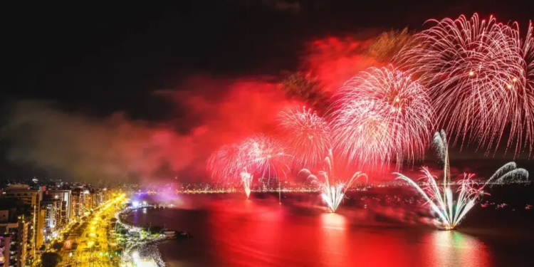 Cidades de SC começam a reunir milhares de pessoas para festas de Réveillon