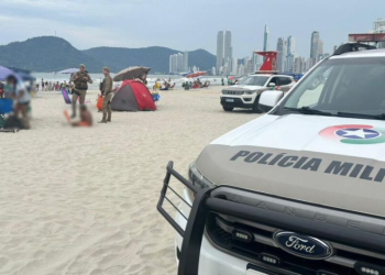 Barracas de camping e caixas de som irregulares são alvo de operação da PM na Praia Central de BC