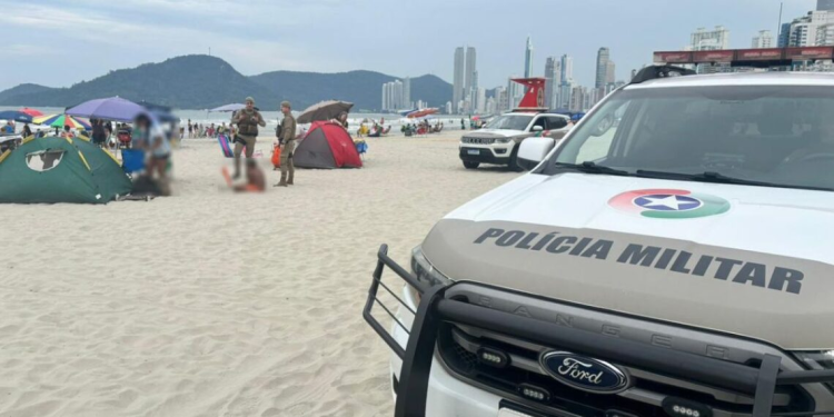 Barracas de camping e caixas de som irregulares são alvo de operação da PM na Praia Central de BC