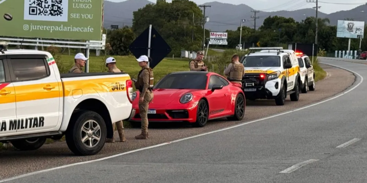 Porsche retirada de pátio em BC com suspeita de fraude é localizada em Florianópolis