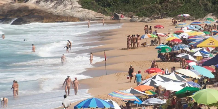 Decisão do TJSC garante a volta do naturismo na Praia do Pinho, mas prefeitura vai recorrer e decreto segue válido