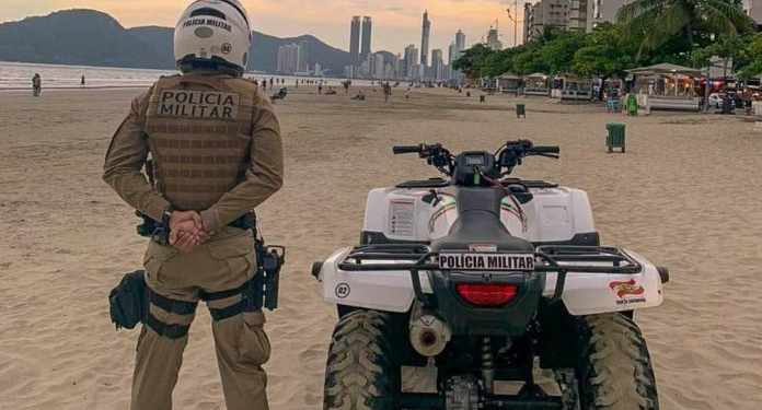 Uso irregular de caixas de som e barracas é alvo de operação na Praia Central