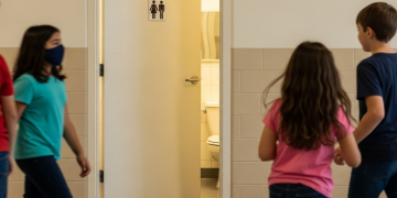 Com multa de R$ 10 mil, nova lei proíbe banheiros unissex em todas as escolas de SC