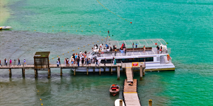 Novo passeio de catamarã conecta Balneário Camboriú à Ilha de Porto Belo